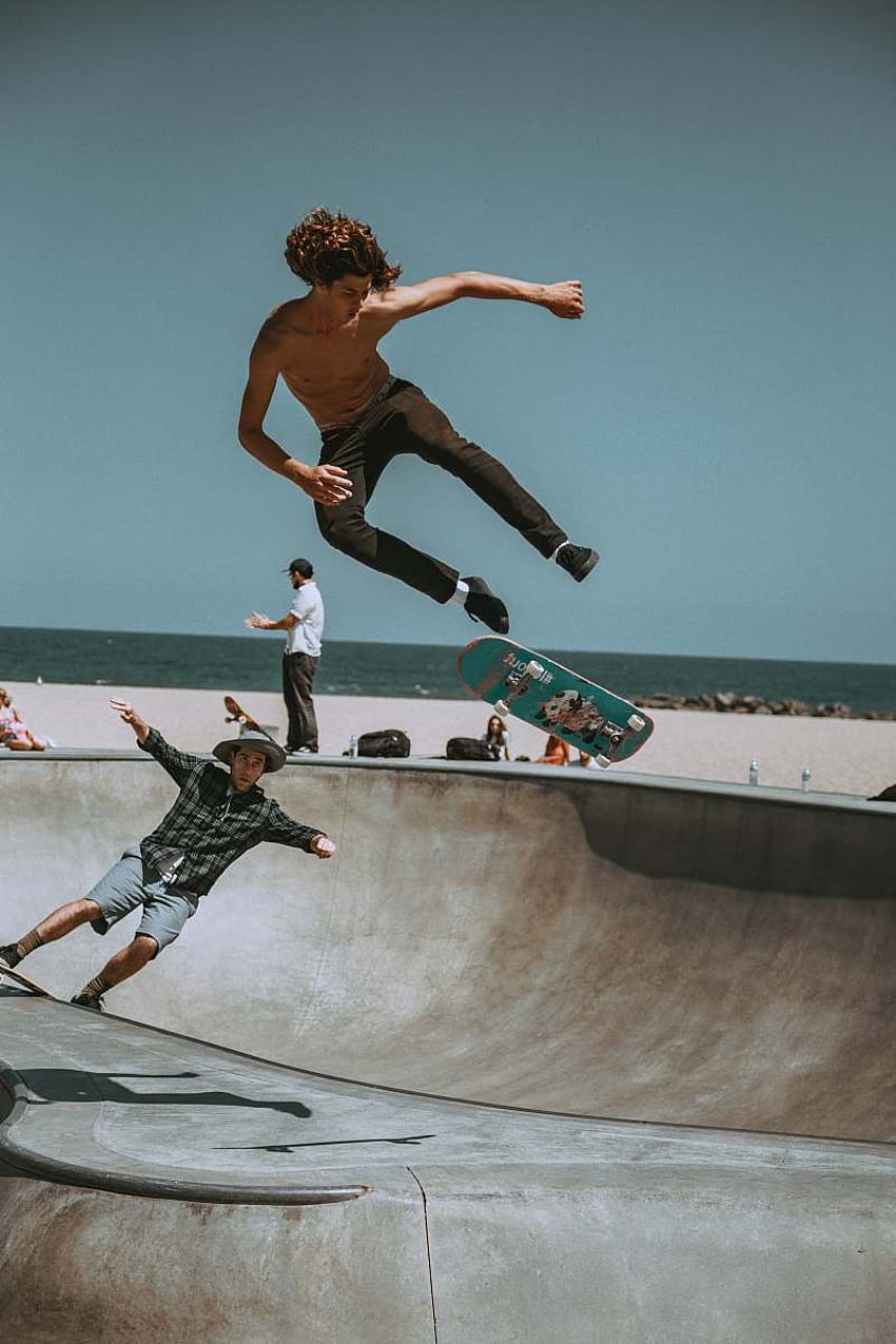  iPhone Two Men Skateboarding On Bowl Ramp iPhone Background , Skateboarding iPhone HD phone wallpaper